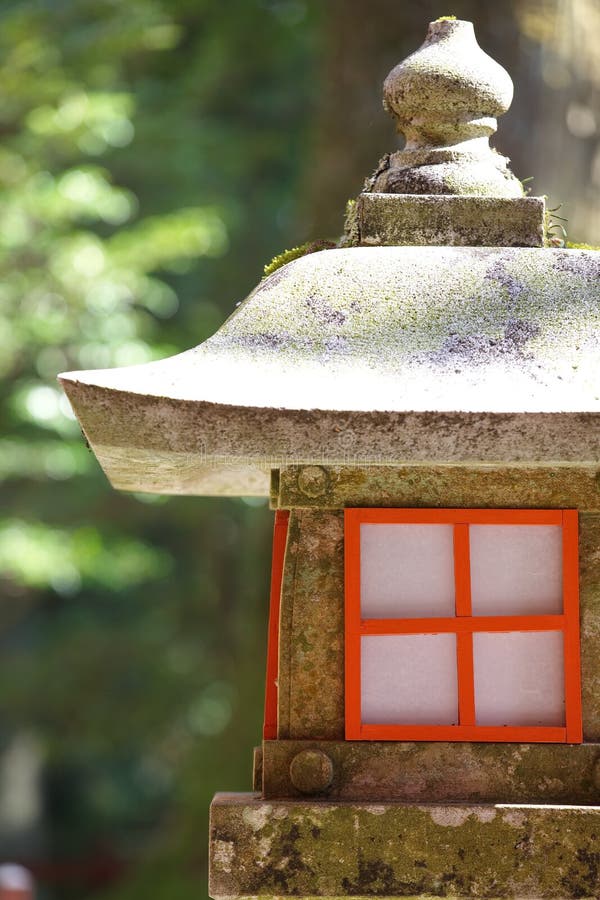 Lampe Rouge Dans Le Jardin Japonais Photo stock Image du japonais