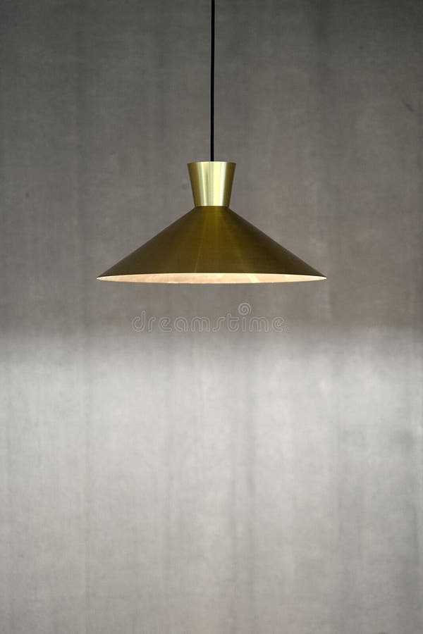 Lampe rétro sur mur de béton gris photo libre de droits Lampe rétro sur mur de béton gris photo libre de droits