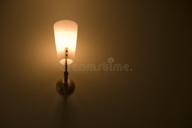 Décoration De Nuit Avec L'ampoule Photo stock - Image du couleur, maison:  107864236