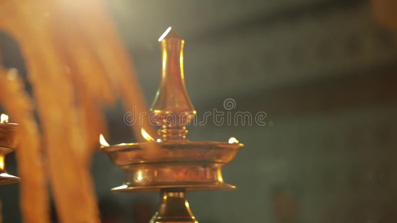 Lampe traditionnelle à huile de céramique indienne du sud, Nilavilakku lors de la cérémonie de mariage, Nilavilakku est illuminé banque de vidéos