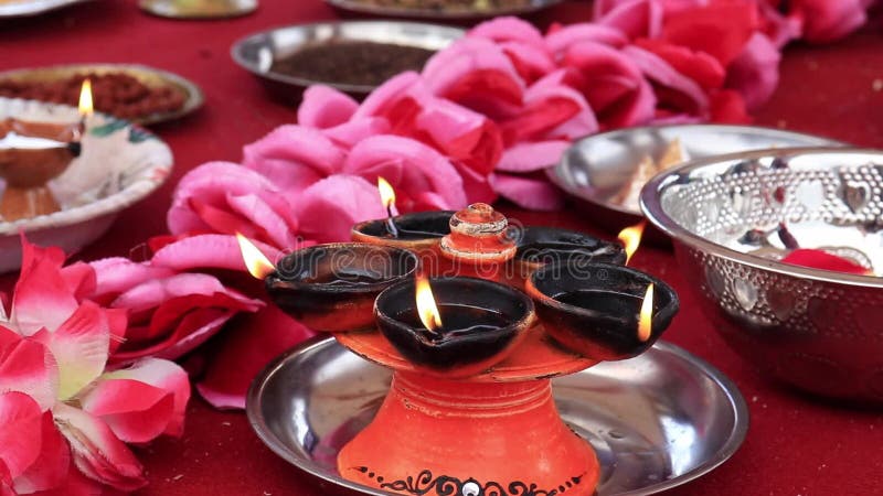 Lampe traditionnelle à huile en céramique indienne du sud 'Nilavilakku' lors de la cérémonie de mariage, Nilavilakku est allumé a clips vidéos