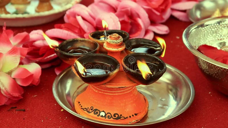 Lampe traditionnelle à huile en céramique indienne du sud 'Nilavilakku' lors de la cérémonie de mariage, Nilavilakku est allumé a banque de vidéos