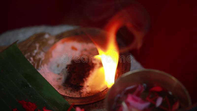 Lampe à huile de céramique traditionnelle du sud de l'Inde, Nilavilakku lors de la cérémonie de mariage, Nilavilakku est allumé a banque de vidéos