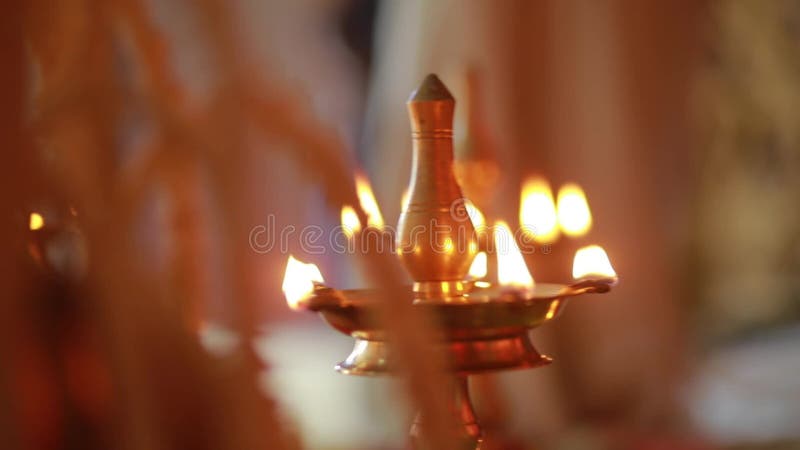 Lampe à huile de céramique traditionnelle du sud de l'Inde, Nilavilakku lors de la cérémonie de mariage, Nilavilakku est allumé a banque de vidéos
