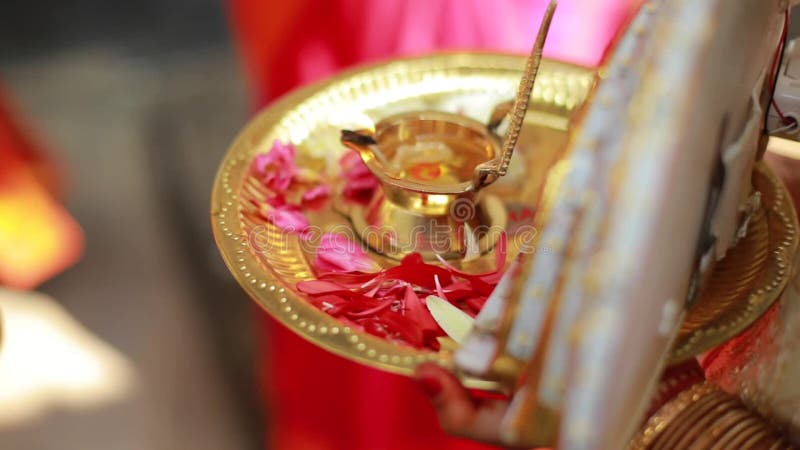 Lampe à huile de céramique traditionnelle du sud de l'Inde, Nilavilakku lors de la cérémonie de mariage, Nilavilakku est allumé a banque de vidéos