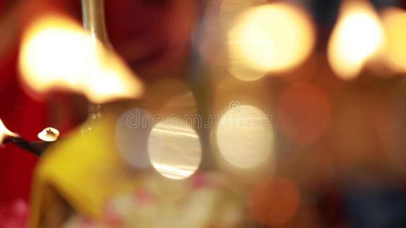 Lampe à huile de céramique traditionnelle du sud de l'Inde, Nilavilakku lors de la cérémonie de mariage, Nilavilakku est allumé a banque de vidéos
