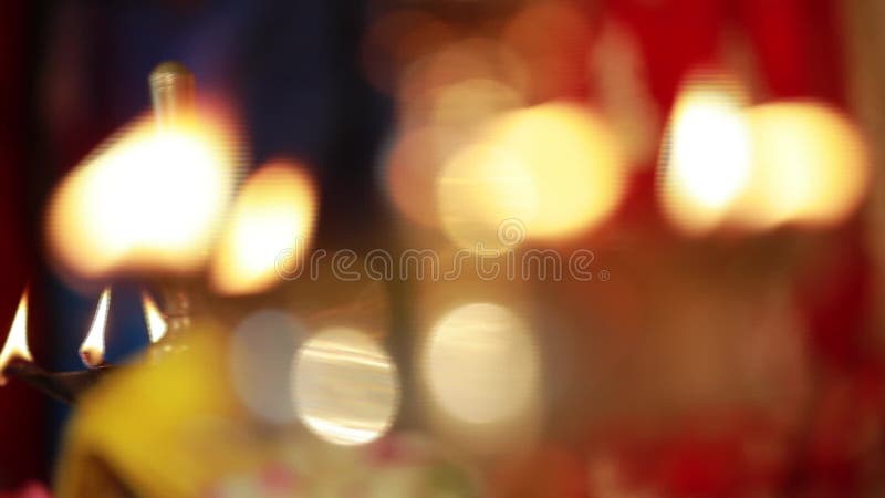 Lampe à huile de céramique traditionnelle du sud de l'Inde, Nilavilakku lors de la cérémonie de mariage, Nilavilakku est allumé a banque de vidéos