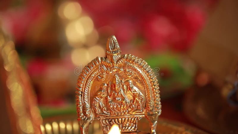 Lampe à huile de céramique traditionnelle du sud de l'Inde, Nilavilakku lors de la cérémonie de mariage, Nilavilakku est allumé a banque de vidéos