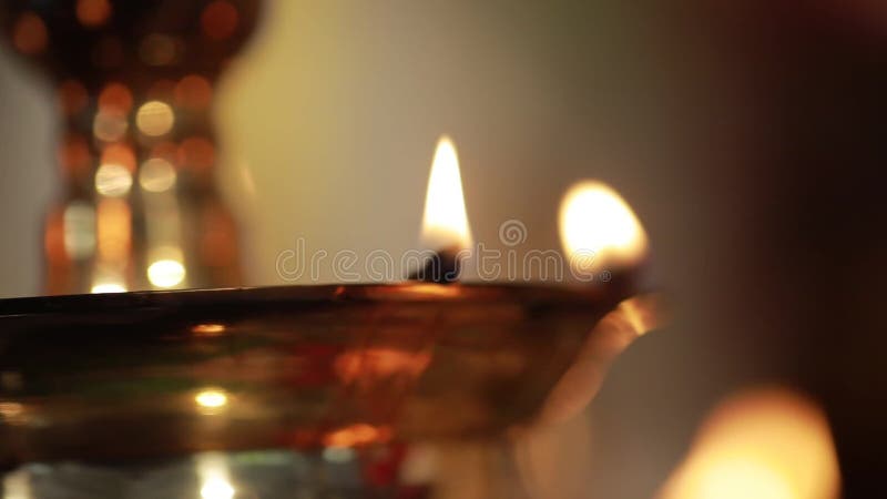 Lampe à huile de céramique traditionnelle du sud de l'Inde, Nilavilakku lors de la cérémonie de mariage, Nilavilakku est allumé a banque de vidéos