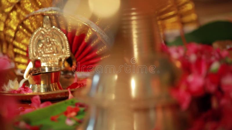 Lampe à huile de céramique traditionnelle du sud de l'Inde, Nilavilakku lors de la cérémonie de mariage, Nilavilakku est allumé a clips vidéos