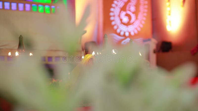 Lampe à huile de céramique traditionnelle du sud de l'Inde, Nilavilakku lors de la cérémonie de mariage, Nilavilakku est allumé a banque de vidéos