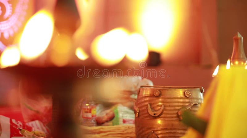 Lampe à huile de céramique traditionnelle du sud de l'Inde, Nilavilakku lors de la cérémonie de mariage, Nilavilakku est allumé a clips vidéos