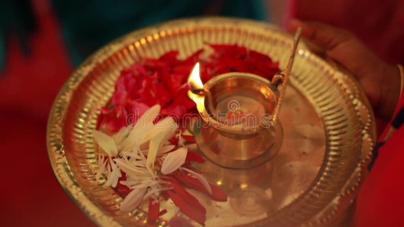 Lampe à huile de céramique traditionnelle du sud de l'Inde, Nilavilakku lors de la cérémonie de mariage, Nilavilakku est allumé a banque de vidéos