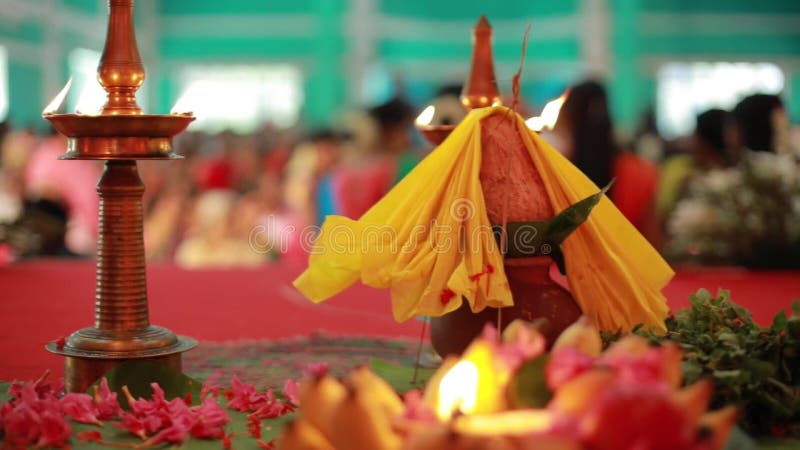 Lampe à huile de céramique traditionnelle du sud de l'Inde, Nilavilakku lors de la cérémonie de mariage, Nilavilakku est allumé a banque de vidéos