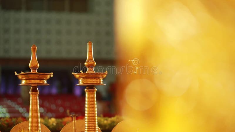 Lampe à huile de céramique traditionnelle du sud de l'Inde, Nilavilakku lors de la cérémonie de mariage, Nilavilakku est allumé a banque de vidéos