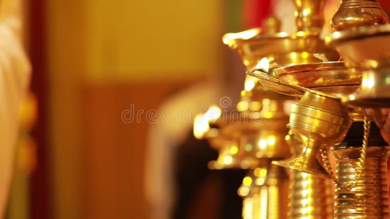 Lampe à huile de céramique traditionnelle du sud de l'Inde, Nilavilakku lors de la cérémonie de mariage, Nilavilakku est allumé a banque de vidéos