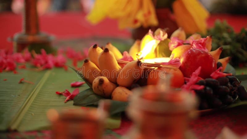 Lampe à huile de céramique traditionnelle du sud de l'Inde, Nilavilakku lors de la cérémonie de mariage, Nilavilakku est allumé a clips vidéos