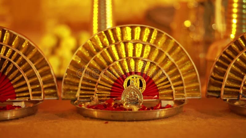 Lampe à huile de céramique traditionnelle du sud de l'Inde, Nilavilakku lors de la cérémonie de mariage, Nilavilakku est allumé a banque de vidéos
