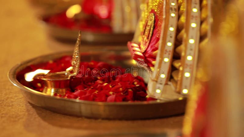 Lampe à huile de céramique traditionnelle du sud de l'Inde, Nilavilakku lors de la cérémonie de mariage, Nilavilakku est allumé a clips vidéos