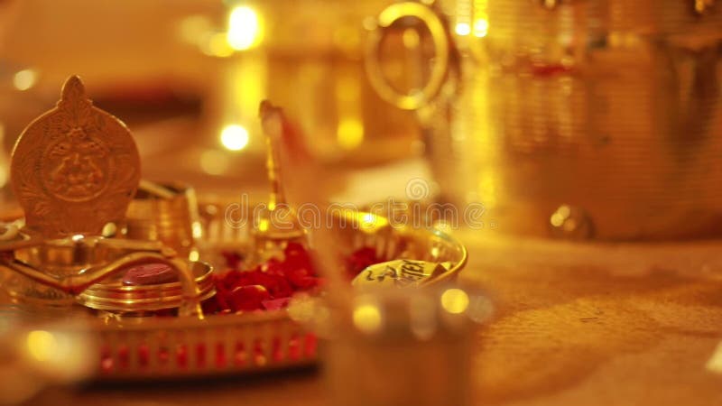 Lampe à huile de céramique traditionnelle du sud de l'Inde, Nilavilakku lors de la cérémonie de mariage, Nilavilakku est allumé a clips vidéos