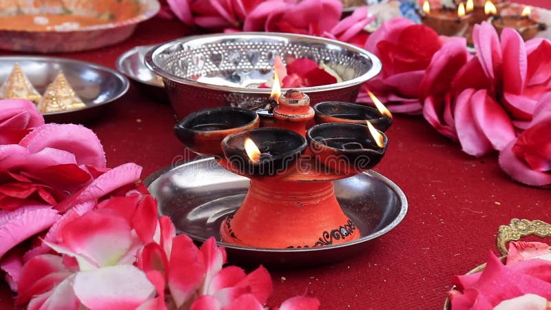 Lampe à huile en céramique traditionnelle sud-indienne 'Nilavilakku' lors de la cérémonie de mariage, Nilavilakku est allumé avan clips vidéos