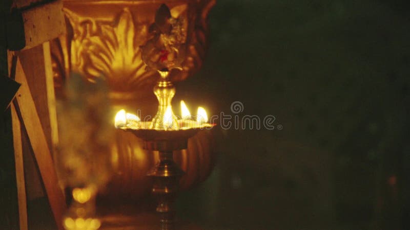 Lampe à pétrole en laiton indienne du sud traditionnelle clips vidéos