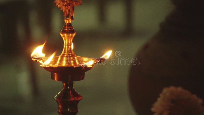 Lampe à pétrole en laiton indienne du sud traditionnelle banque de vidéos