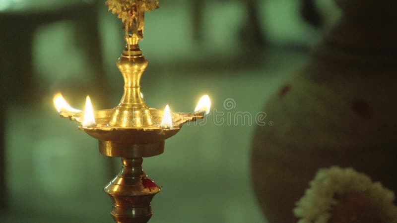 Lampe à pétrole en laiton indienne du sud traditionnelle clips vidéos