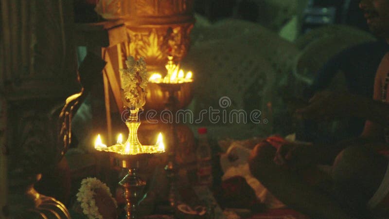 Lampe à pétrole en laiton indienne du sud traditionnelle banque de vidéos