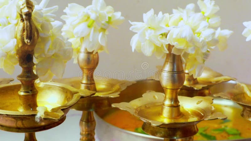 Lampe à pétrole en laiton indiens du sud traditionnel ««Nilavilakku Au cours des événements comme la pendaison de crémaillère, le clips vidéos