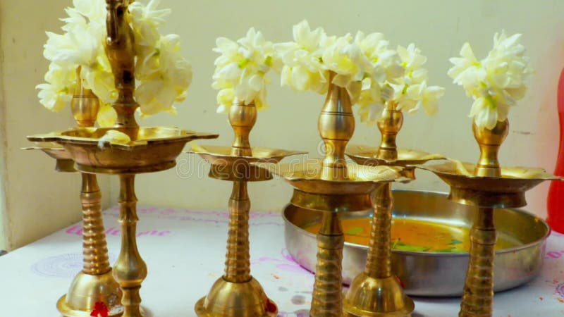 Lampe à pétrole en laiton traditionnelle du sud de l'inde banque de vidéos