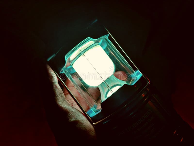 Lampe électrique en main. éclairage lampe électrique remise à portée de main dans un environnement sombre et nocturne
