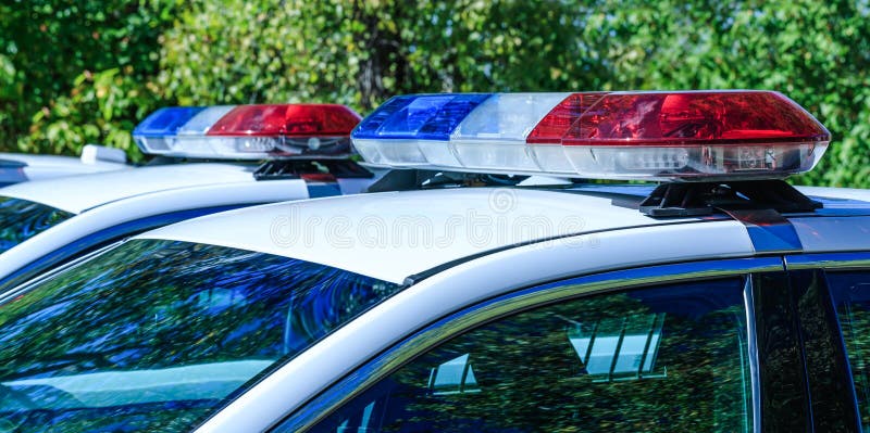 Lampeggiatori rossi e blu sulle auto dell'unità specializzata della pattuglia La polizia accende l'auto durante la sorveglianza d