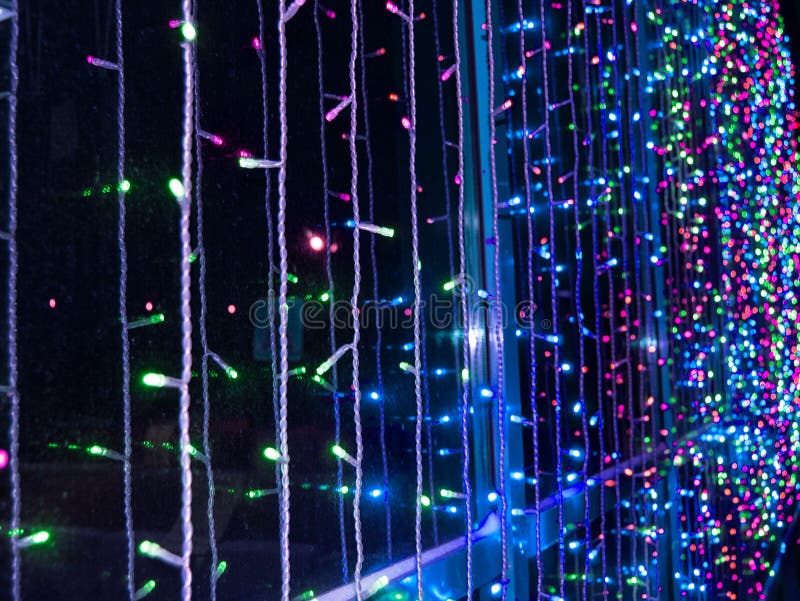 Lampen beleuchten die Wand eines modernen Gebäudes in der Nacht während des festlichen Lebens der Stadt, abstrakte futuristische stockfoto Lampen beleuchten die Wand eines modernen Gebäudes in der Nacht während des festlichen Lebens der Stadt, abstrakte futuristische stockfoto
