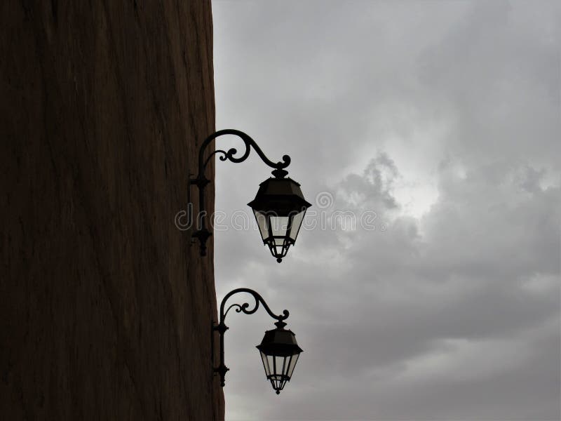 Lampen in een straat van Marrakech royalty-vrije stock fotografie Lampen in een straat van Marrakech royalty-vrije stock fotografie
