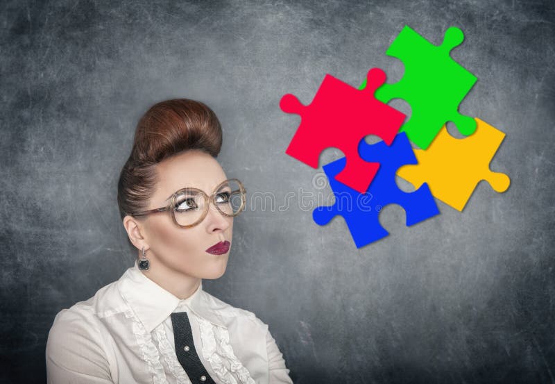 Lampenhauptmensch gegen Begriffshintergrund Frau, die auf Puzzlespiel schaut stockfotografie Lampenhauptmensch gegen Begriffshintergrund Frau, die auf Puzzlespiel schaut stockfotografie