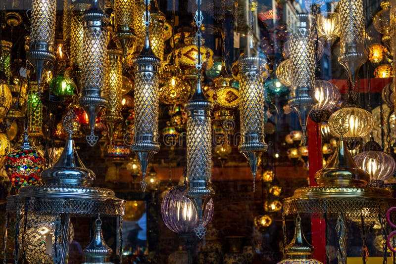 Lampes en verre et en métal Souvenirs orientaux traditionnels Grand bazar D'istanbul