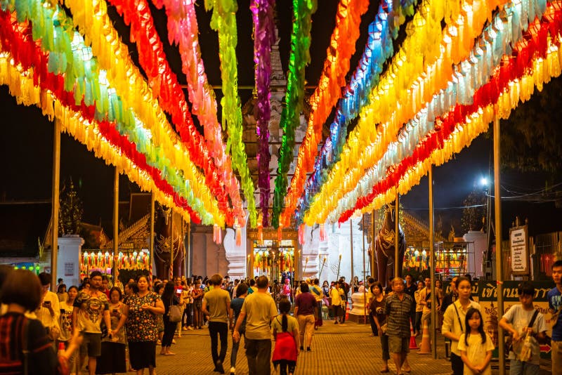 LAMPHUN, TAILANDIA - 9 de noviembre de 2019 : Festival Linterna de Lamphun en el templo de Phra That Hariphunchai foto de archivo LAMPHUN, TAILANDIA - 9 de noviembre de 2019 : Festival Linterna de Lamphun en el templo de Phra That Hariphunchai foto de archivo