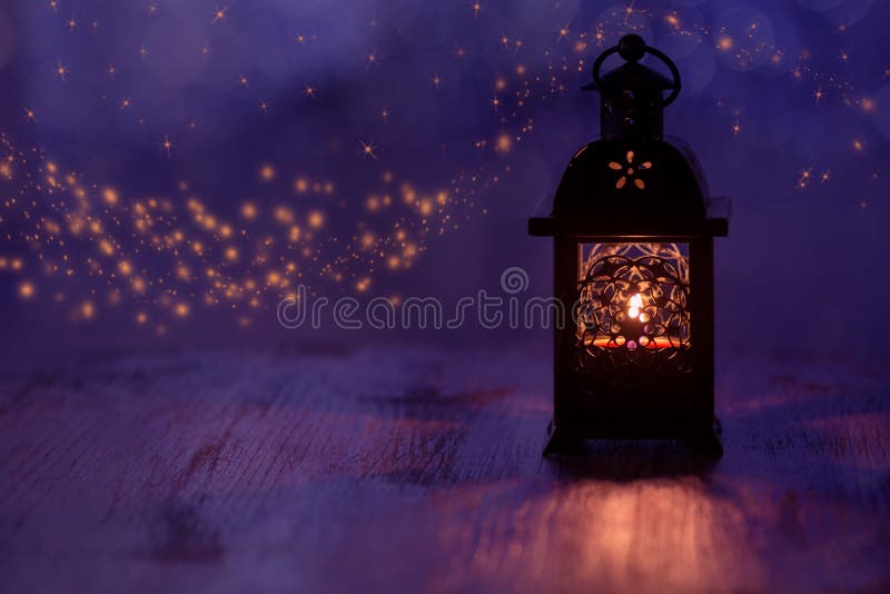 Lampion z świeczką na pięknym błękitnym tle z gwiazdami abstrakcjonistycznych gwiazdkę tła dekoracji projektu ciemnej czerwieni w