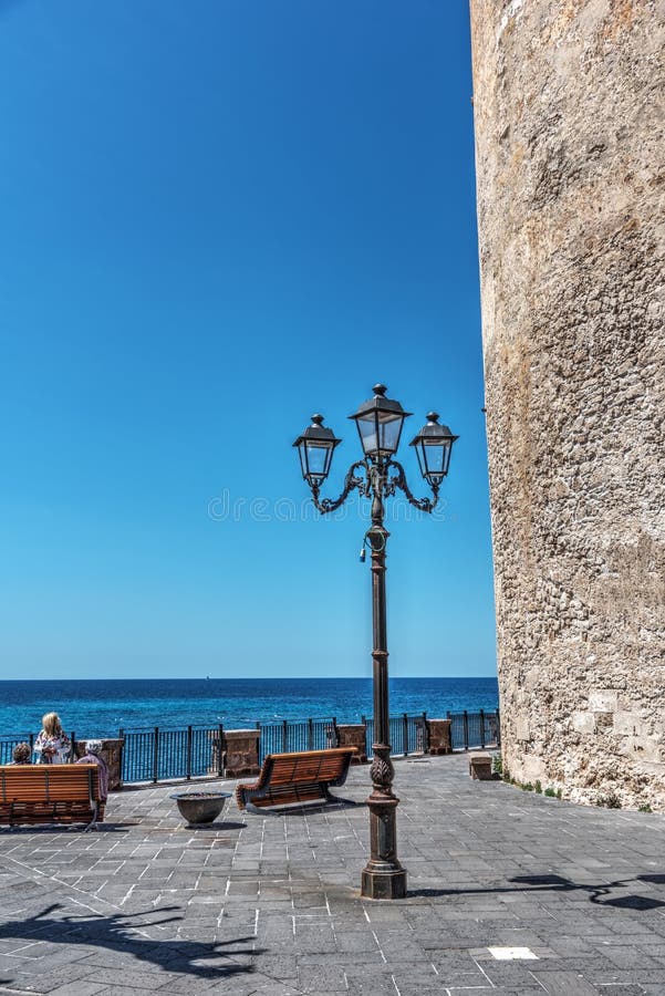 Lamppost από έναν ιστορικό πύργο αναγνώρισης σε Alghero στοκ εικόνες με δικαίωμα ελεύθερης χρήσης Lamppost από έναν ιστορικό πύργο αναγνώρισης σε Alghero στοκ εικόνες με δικαίωμα ελεύθερης χρήσης