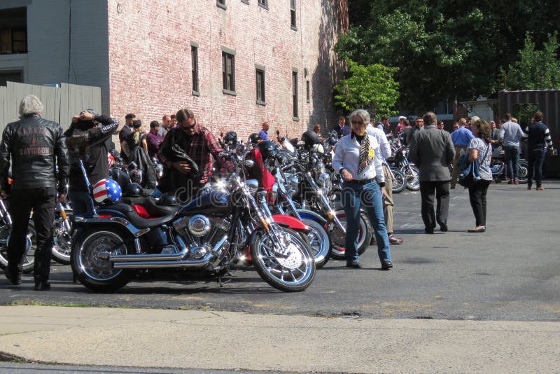 Lancaster, PA, los E. E. U. - 30 de septiembre de 2018: El paseo distinguido de Gentleman’s es un evento mundial anual para combatir el estereotipo a menudo negativo de hombres en las motocicletas y para aumentar el dinero para la investigación de cáncer de próstata Aquí, los participantes hacen una parada en Lancaster céntrica, Pennsylvania.