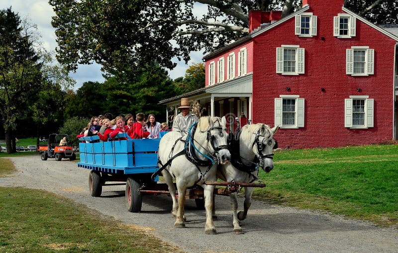 Lancaster, PA: Schulkinder auf Lastwagen-Fahrt lizenzfreie stockfotografie Lancaster, PA: Schulkinder auf Lastwagen-Fahrt lizenzfreie stockfotografie