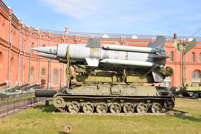 Lanceerinrichting 2P24 met twee raketten 3M8 van raket complexe 9K11 Krug in Militair Artilleriemuseum stock fotografie Lanceerinrichting 2P24 met twee raketten 3M8 van raket complexe 9K11 Krug in Militair Artilleriemuseum stock fotografie
