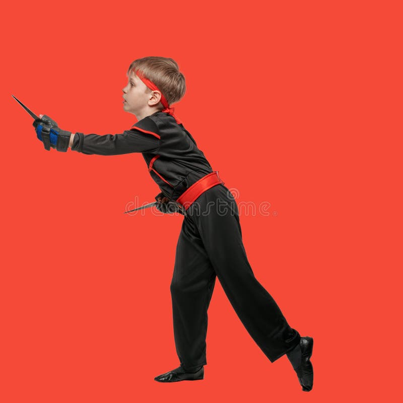 L'homme De Ninja, établit La Technique Des Coups De Pied Avec Un Bâton De  Bambou De Bataille Image stock - Image du homme, combat: 106320501