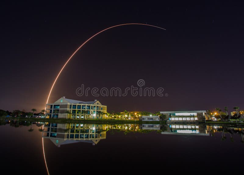 Lancement de Rocket chez Cap Canaveral vu de l'université d'état orientale de la Floride