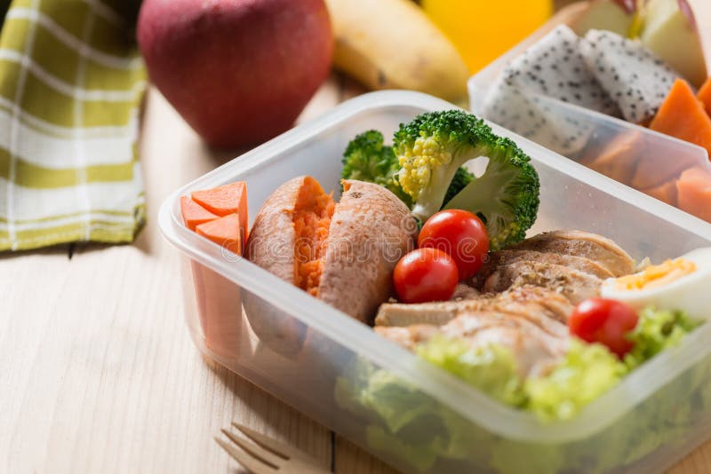 Lancheiras saudáveis no pacote plástico, no peito de frango grelhado com batata doce, no ovo e na salada vegetal, fruto, suco de fotos de stock Lancheiras saudáveis no pacote plástico, no peito de frango grelhado com batata doce, no ovo e na salada vegetal, fruto, suco de fotos de stock