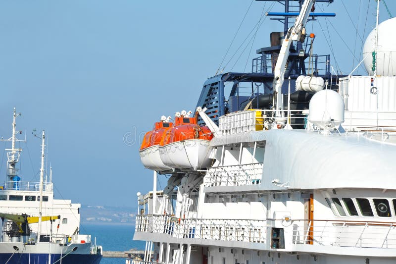 Lancia di salvataggio di sicurezza sulla piattaforma della nave immagine stock Lancia di salvataggio di sicurezza sulla piattaforma della nave immagine stock