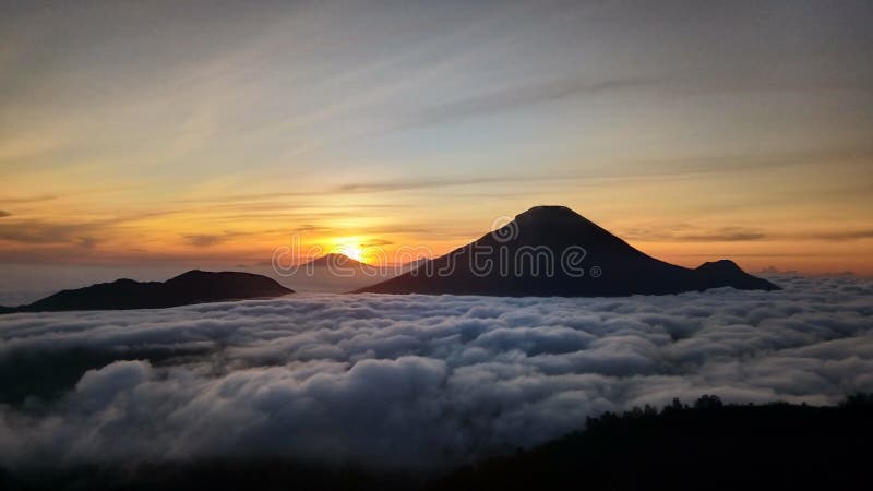 Wallpaper Landscape Beautiful Mountain in Dieng, Indonesia Stock Photo -  Image of wallpaper, negeri: 221910528
