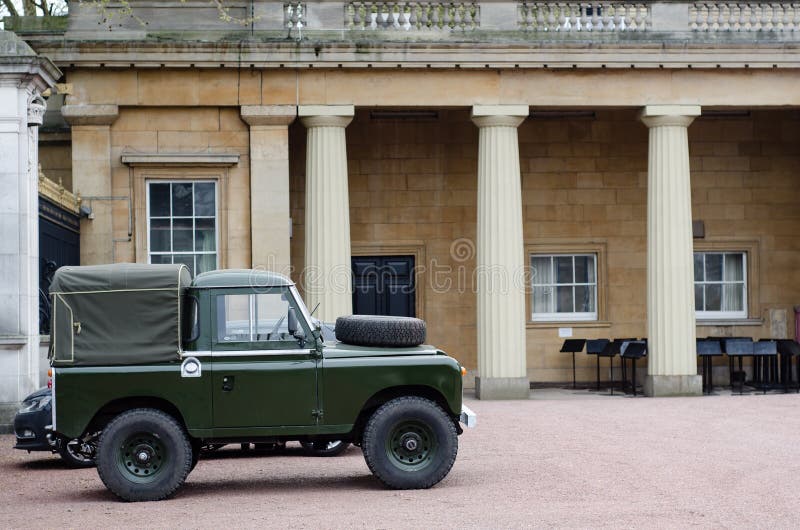 Land Rover Defender im Boden des Buckingham Palace lizenzfreies stockfoto Land Rover Defender im Boden des Buckingham Palace lizenzfreies stockfoto