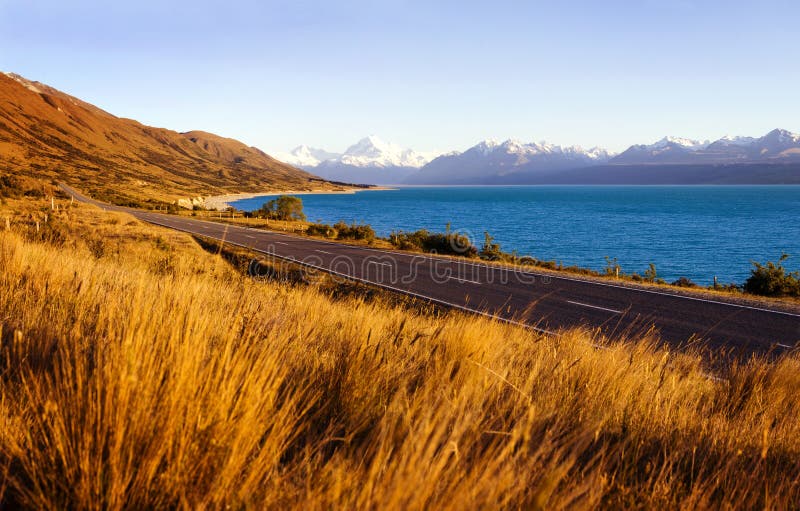 Land-Straße mit erstaunlicher Landschaft von See stockfoto Land-Straße mit erstaunlicher Landschaft von See stockfoto
